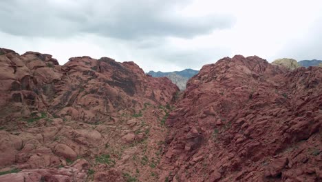 Luftflug-In-Richtung-Der-Roten-Felsen-Am-Red-Rock-Canyon-In-Nevada