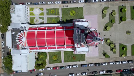 vista aérea de arriba hacia abajo sobre la iglesia del sagrado corazón de jesús, moca, república dominicana