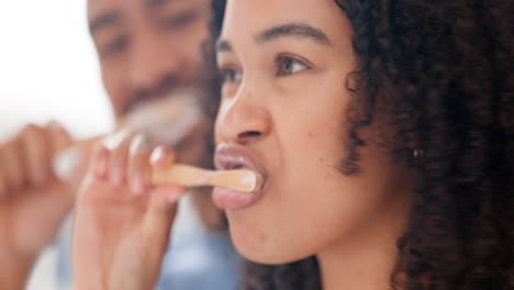 Brushing-teeth,-couple-talking-in-the-morning