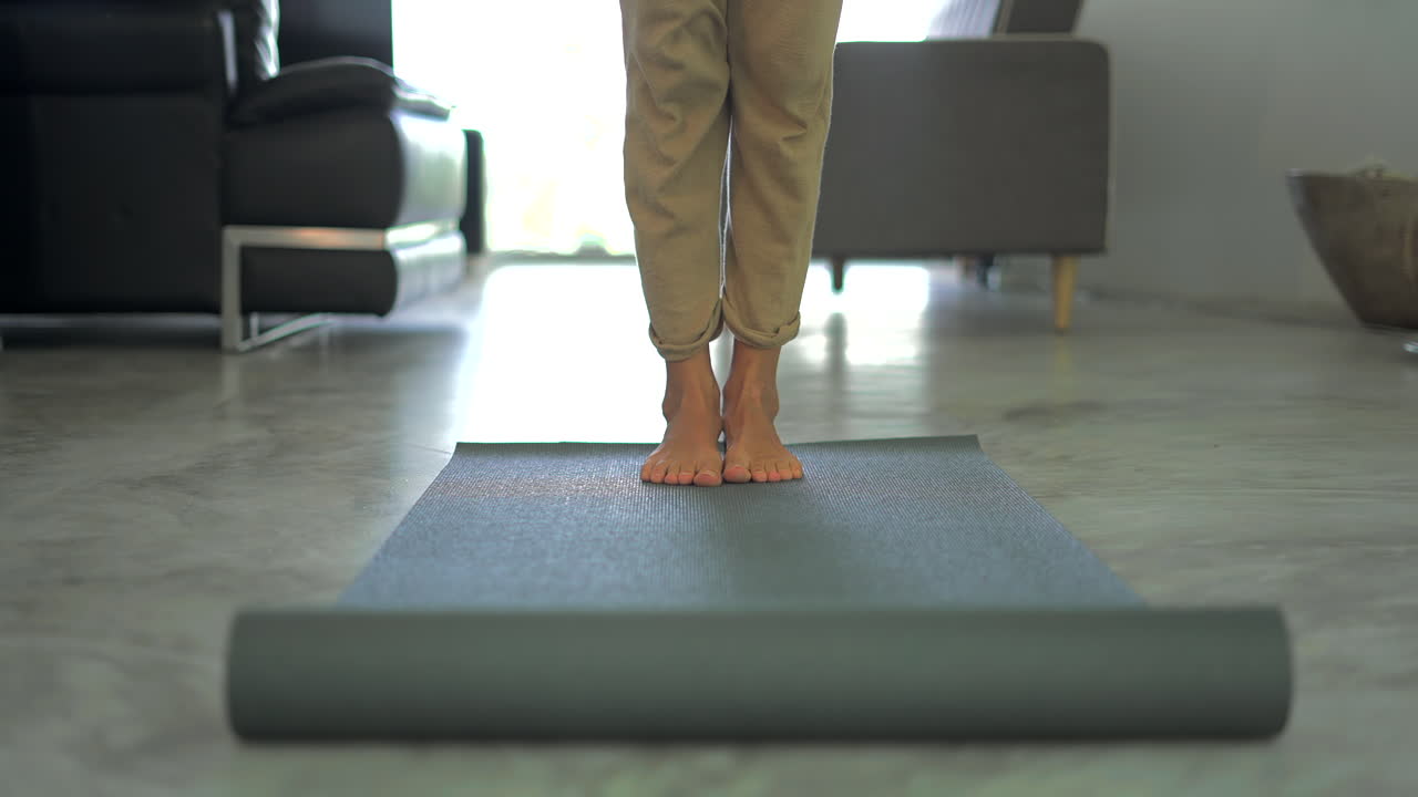 mujer preparándose para el yoga en casa