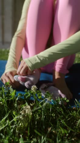 mujer practicando yoga al aire libre