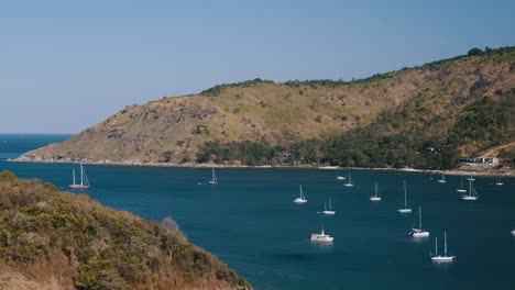 Mehrere-Boote-An-Der-Küste-Von-Phuket-Island,-Thailand