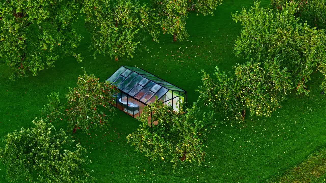 Vista aerea di una rustica rimessa in un rigoglioso frutteto verde, serena e isolata