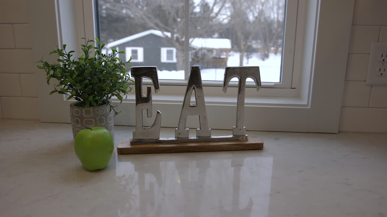 табличка "есть" на кухонном столе