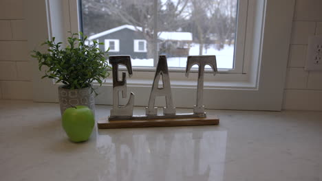 an eat sign on a kitchen counter