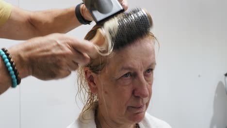 una mujer con el cabello arreglado.