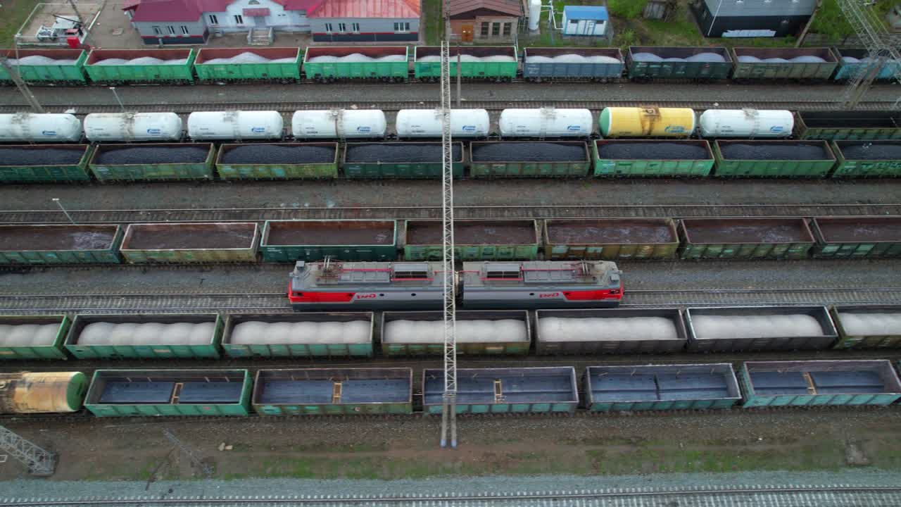 드론은 화물 열차와 평행하게 날아갑니다.