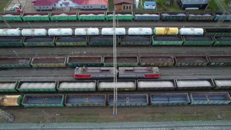 el dron vuela paralelo a los trenes de mercancías