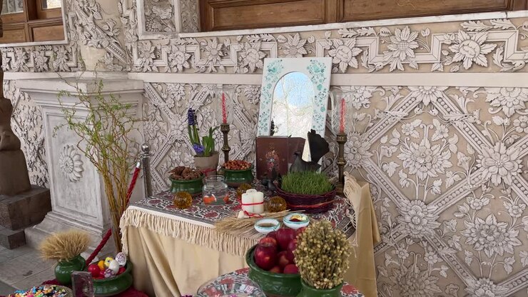 Arte murale decorativa con modanature in gesso bianco attorno a finestre con cornici in legno. Tavolo rituale Haftsin di Capodanno, terrazza di una villa, giardino con colonne in pietra, lusso di un palazzo iraniano, festa di primavera Nowruz, Teheran Tajrish