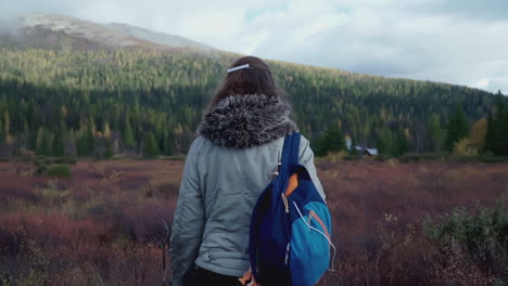 mujer caminando en las montañas de otoño