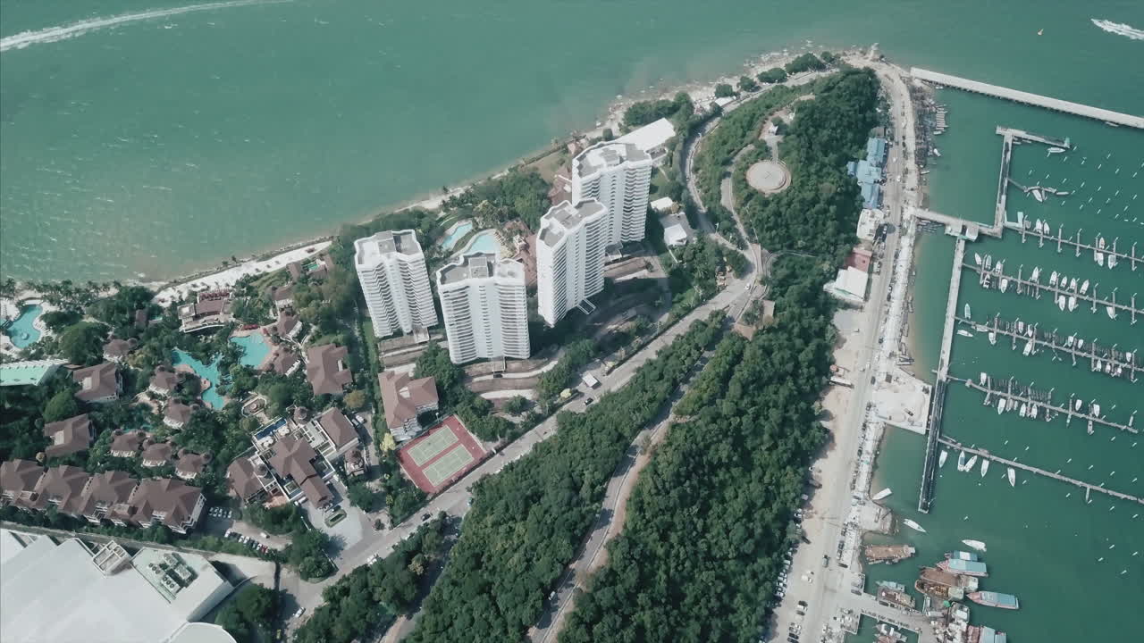 마리나 항공 전망을 가진 해안 휴양지