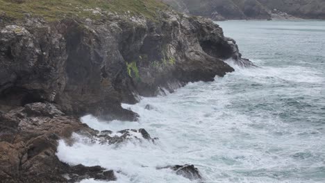 Olas-Tormentosas-Y-Dramáticas-En-Cámara-Lenta-Rompiendo-En-La-Costa-De-Cornualles-Cerca-De-Port-Isaac-Uk-Drone,aéreo