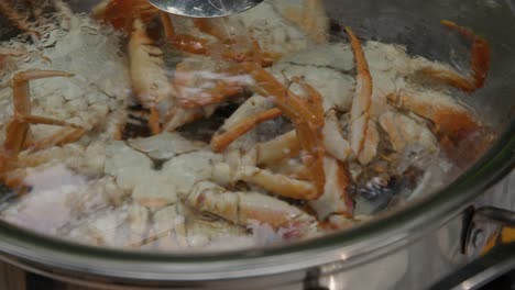 Small-river-crabs-are-being-steam-cooked-in-pot-with-boiling-water