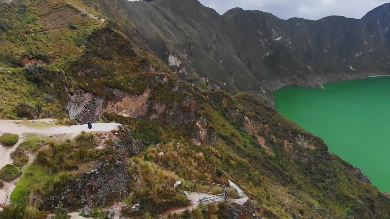 tomada orbital aérea con vistas al punto de vista panorámico del lago quilotoa en ecuador