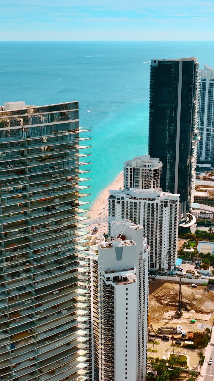 Discesa sullo scenario fantastico di Miami, Florida, USA. Panorama soleggiato con il paesaggio acquatico dell'Oceano Atlantico sullo sfondo. Video verticale
