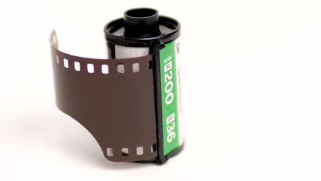 Alter-35-mm-Film-In-Patrone-Auf-Weißem-Hintergrund