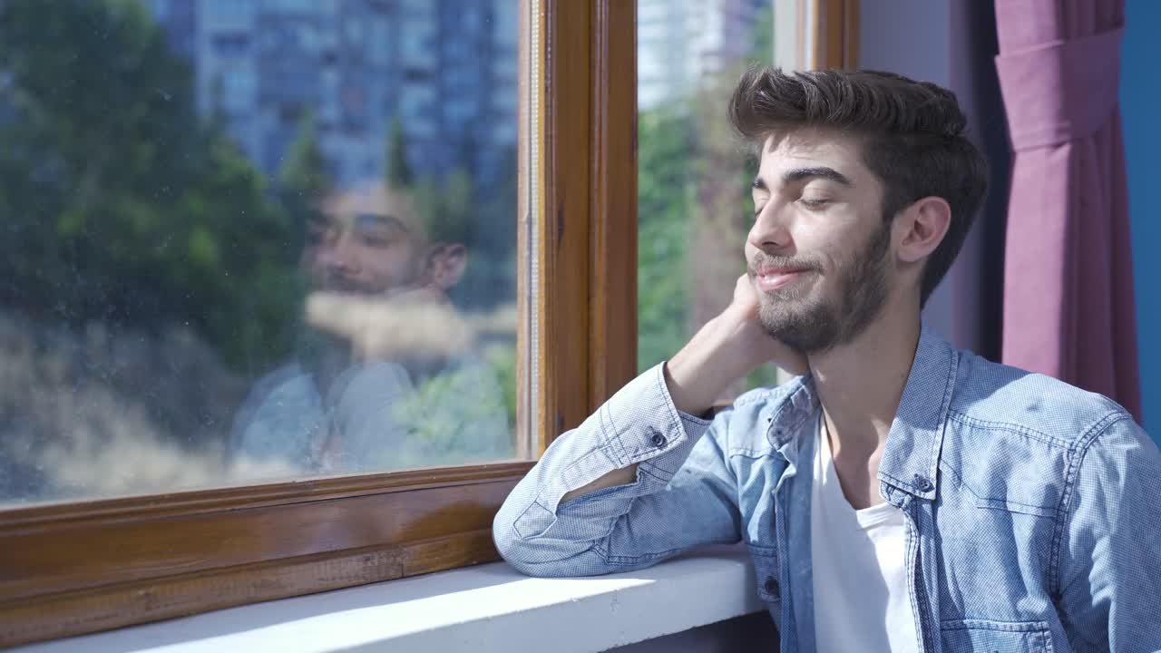 el hombre que recuerda sus recuerdos y es feliz.