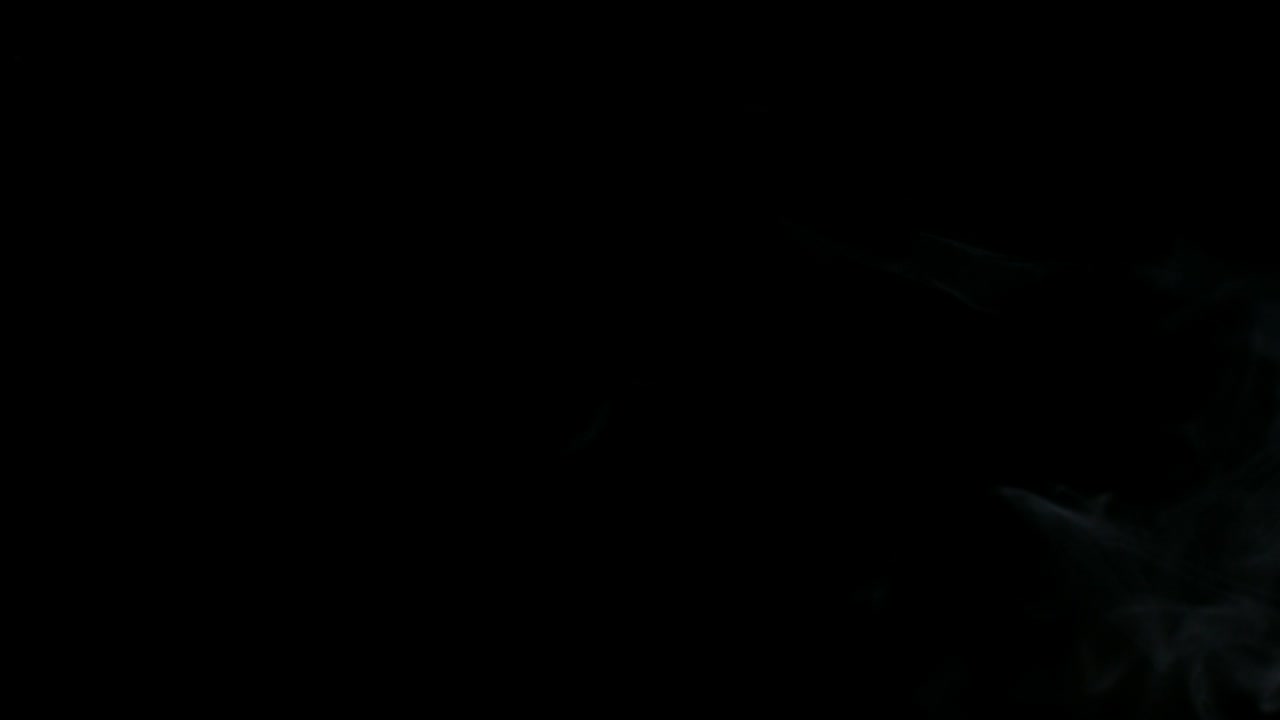 vapor de agua blanco abstracto sobre un fondo negro