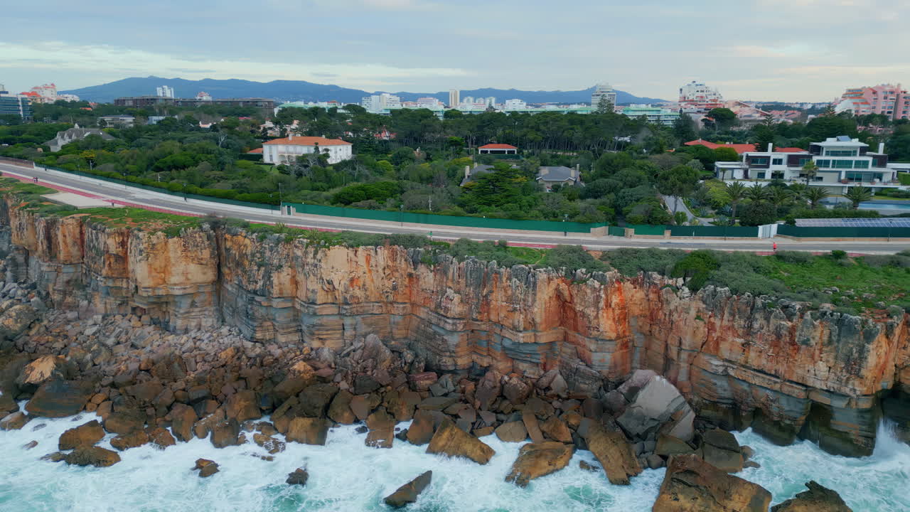 바위 절벽 연안에 배치 된 공중 해안 휴양 도시. 바위 연안에 있는 도로.