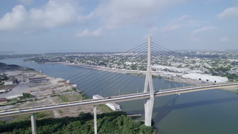 Fahrzeuge,-Die-Die-Tampico-Brücke-überqueren,-Seitlich-Nehmen