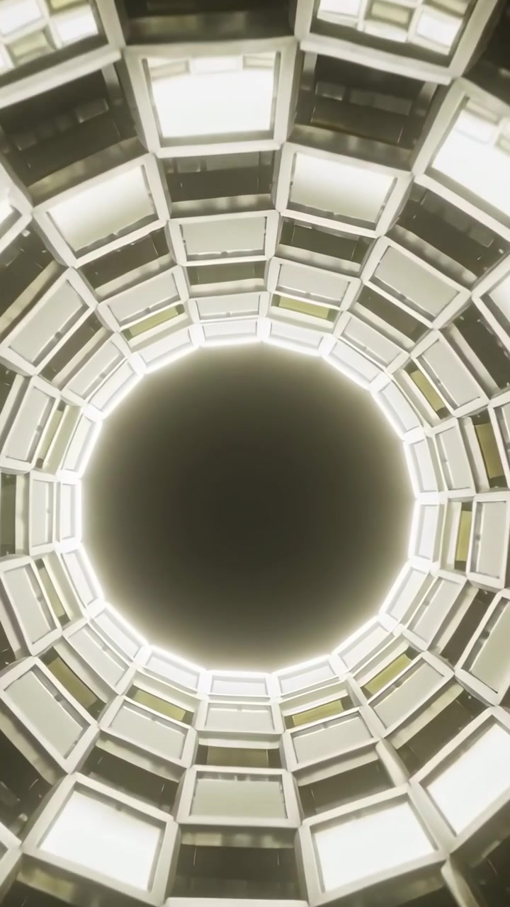 Video verticale: Inizia un'inclinazione verso l'alto, la telecamera inquadra una cupola nell'atrio, mostrando un anello illuminato