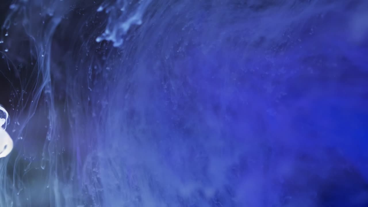 анимация массивного текста продажи на синем жидком фоне