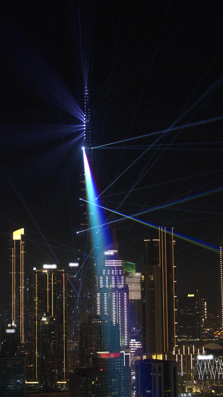 Timelapse do Burj Khalifa e do Horizonte do Centro de Dubai à Noite com Arranha-céus Iluminados sob um Céu Escuro