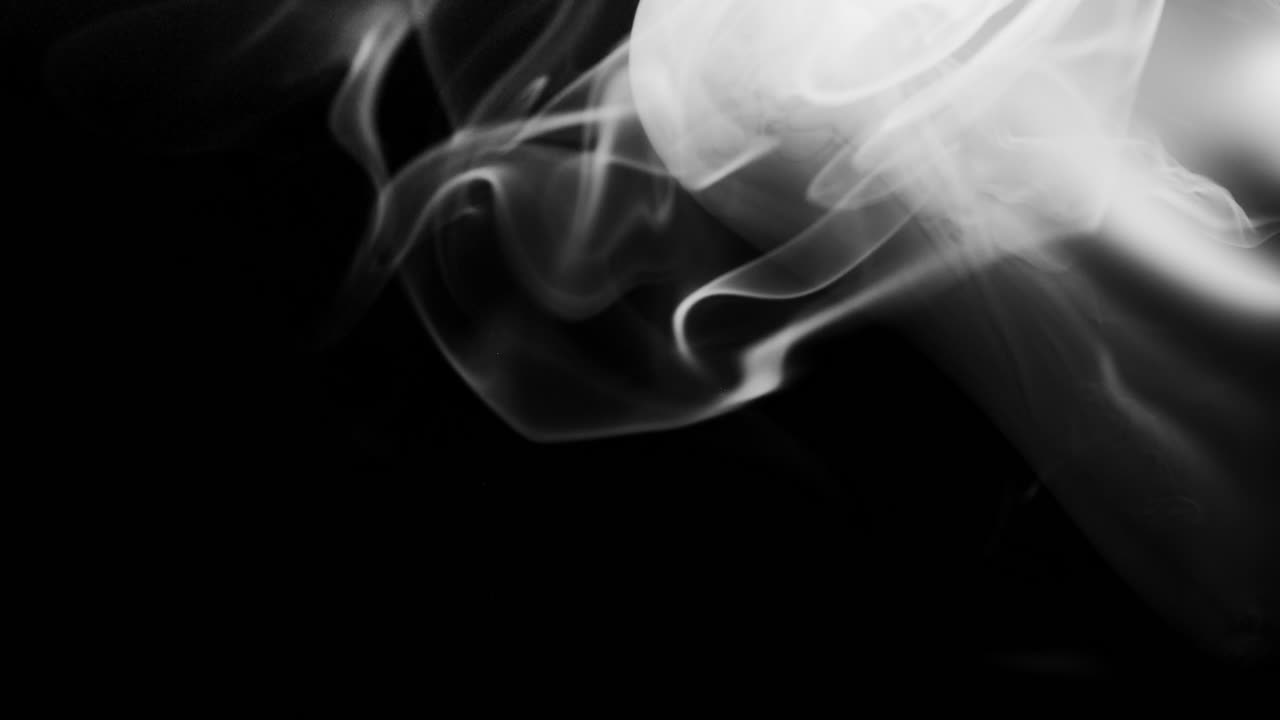 Nebbia bianca liquida scorre da destra a sinistra e forma sagome astratte