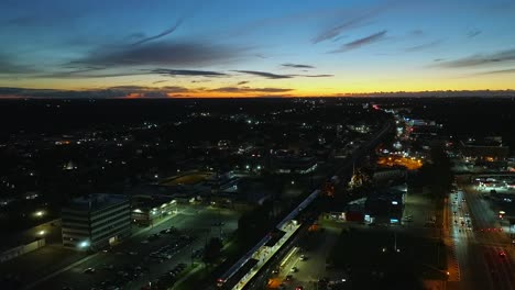 Eine-Luftaufnahme-Der-Sunrise-Highway-Bei-Sonnenaufgang