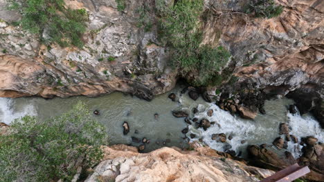 Toma-4k-De-Rocas-Y-Río-De-Montaña-En-El-Caminito-Del-Rey-En-Gorge-Chorro,-Provincia-De-Málaga,-España