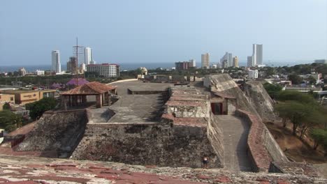 Castillo-de-San-Felipe-de-Barajas,-Cartagena-modern-city-and-the-sea