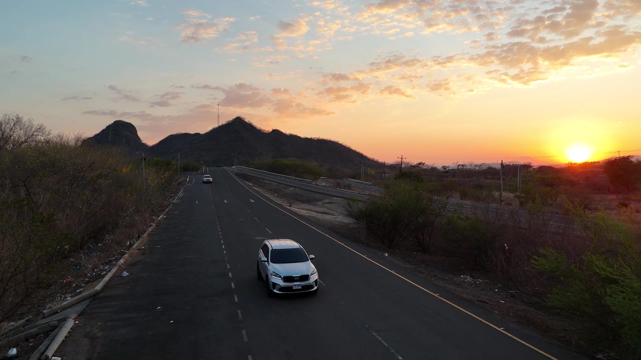 Vista aérea de una carretera en Honduras al atardecer, infraestructura para mejorar la conectividad regional