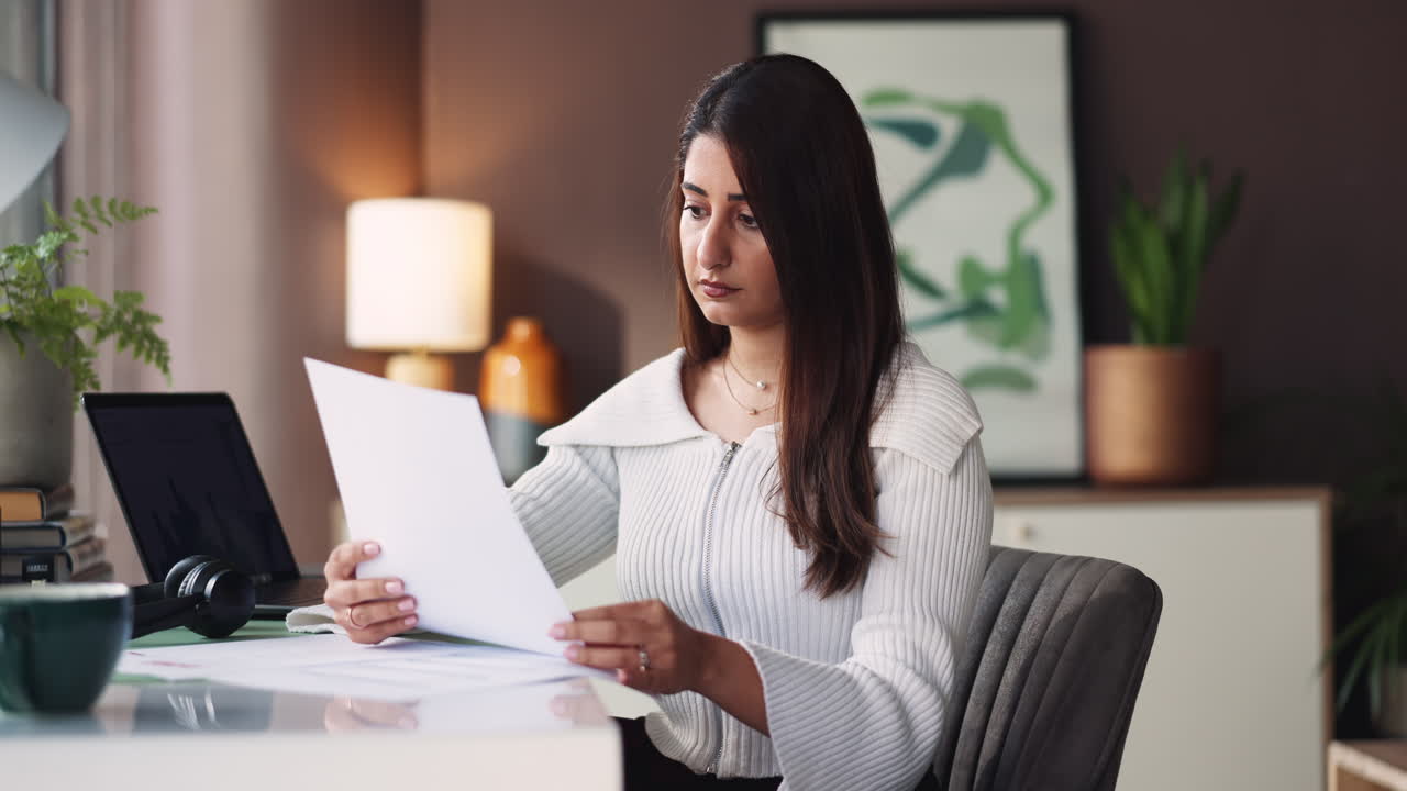mujer trabajando en el escritorio de la oficina de casa