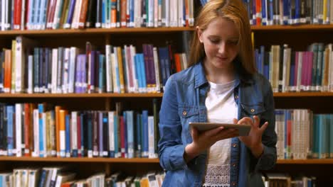 estudiante estudiando en una biblioteca