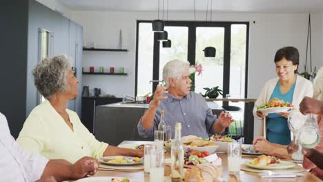 Gente-Feliz-Y-Diversa-Cenando-En-Una-Casa-De-Retiro