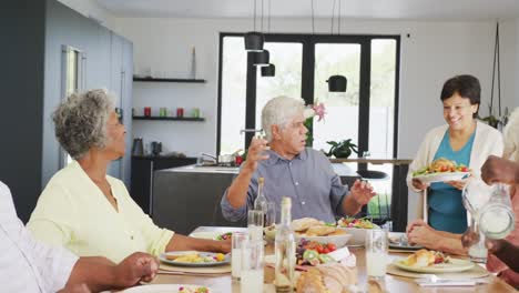 personas mayores felices y diversas cenando en el hogar de ancianos