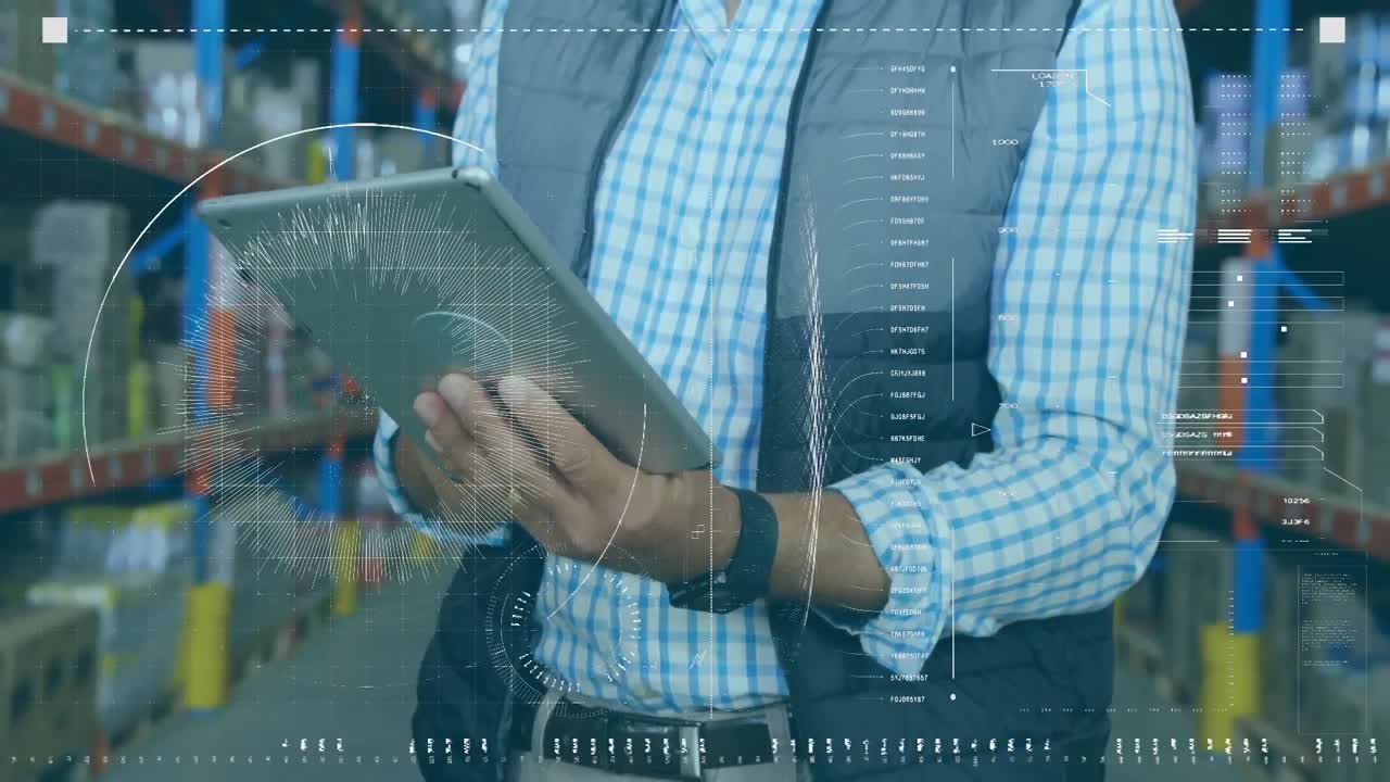 animación de un trabajador con un casco usando una tableta digital en un almacén con escaneo de alcance