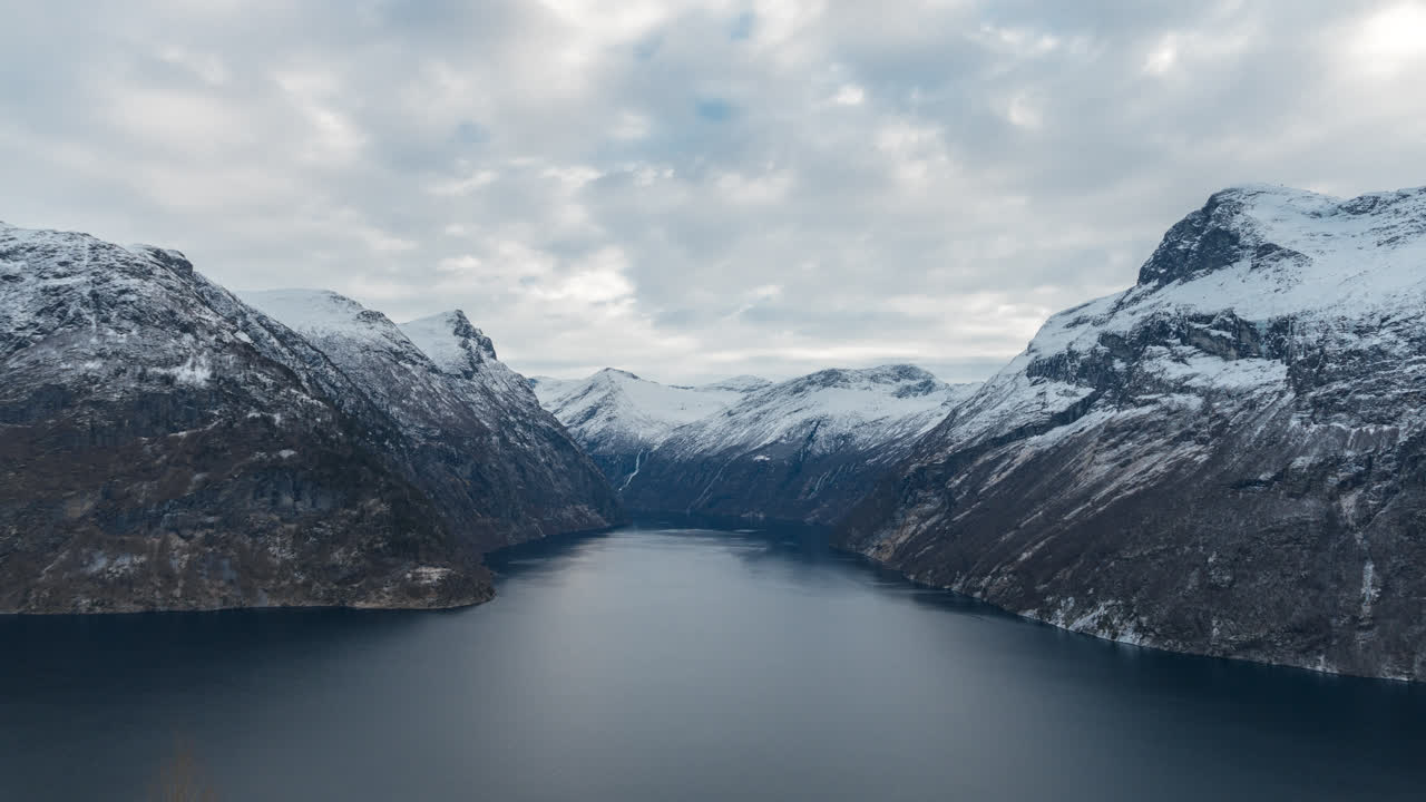 Timelapse di un bellissimo fiordo norvegese Geiranger Ljøen.