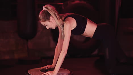 Cámara-Lenta-De-La-Atleta-Femenina-Haciendo-Ejercicio-Con-Entrenador-De-Equilibrio-En-El-Gimnasio