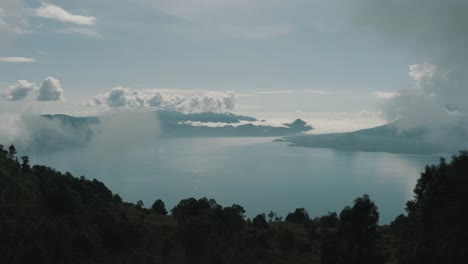 無人機從空中拍攝, 飛行在樹林上空, 揭示美麗的藍色湖泊阿蒂特蘭, 危地馬拉