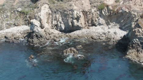 Movimiento-Aéreo-Horizontal-De-La-Costa-Rocosa-Del-Océano-Pacífico