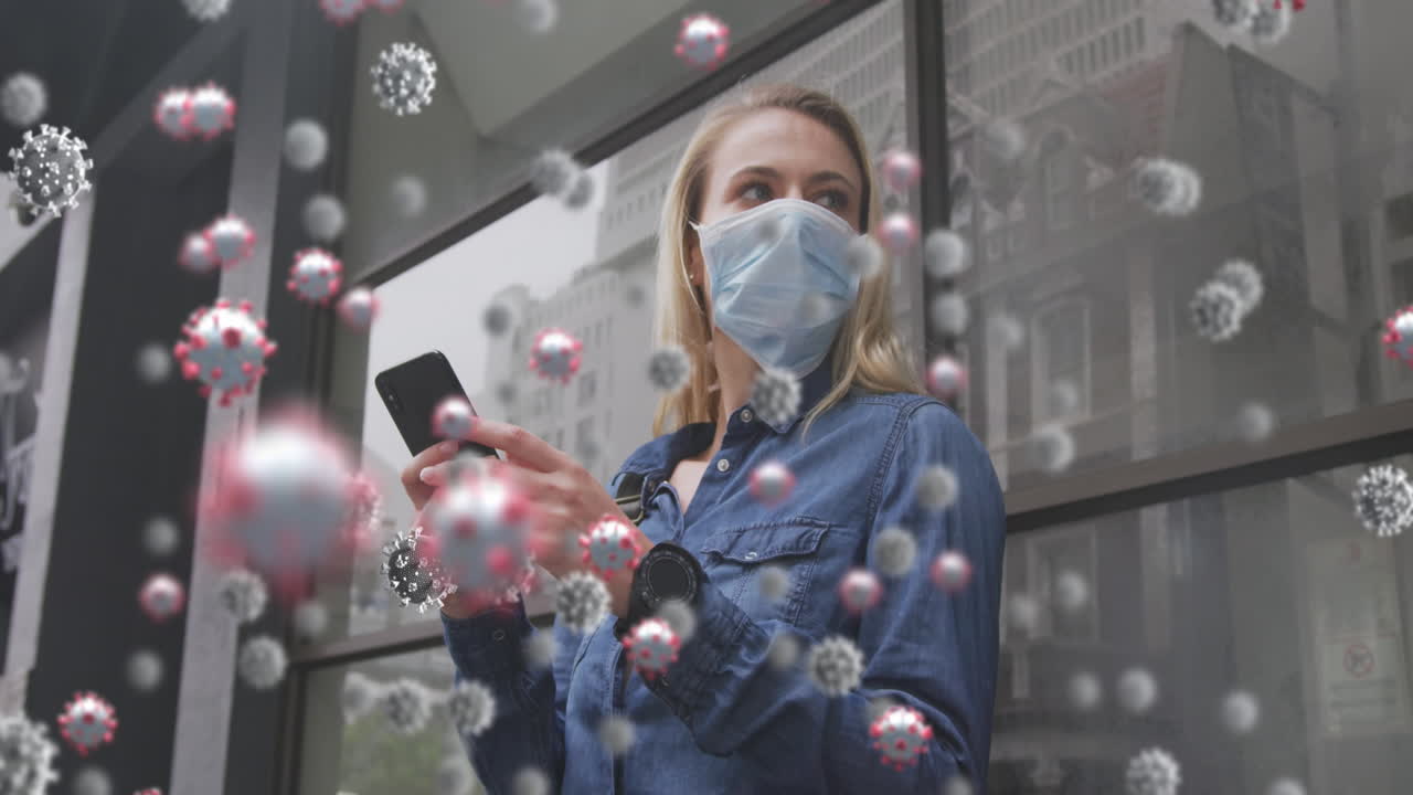 animación de células virales sobre una mujer caucásica que usa una máscara facial, usando un teléfono inteligente