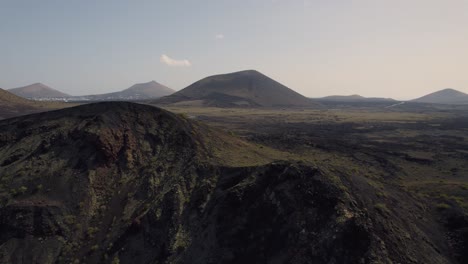 toma aérea del paisaje montañoso árido en lanzarote, islas canarias