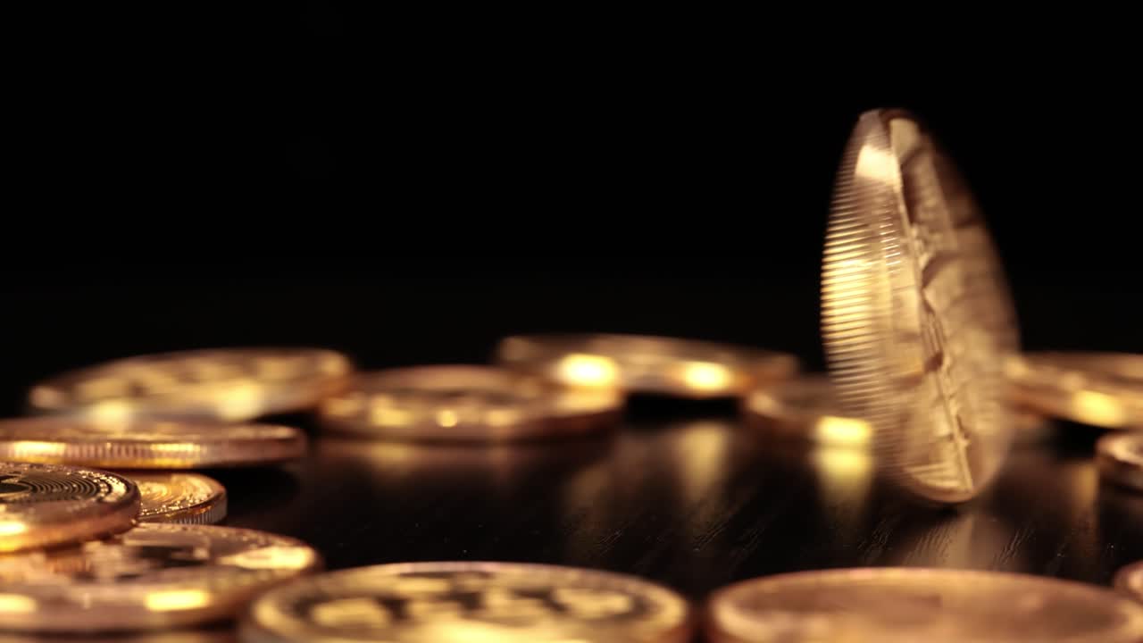 moneda de oro bit btc monedas de criptomoneda sobre un fondo negro. bitcoin es una criptomoneda mundial y un sistema de pago digital llamado la primera moneda digital descentralizada.