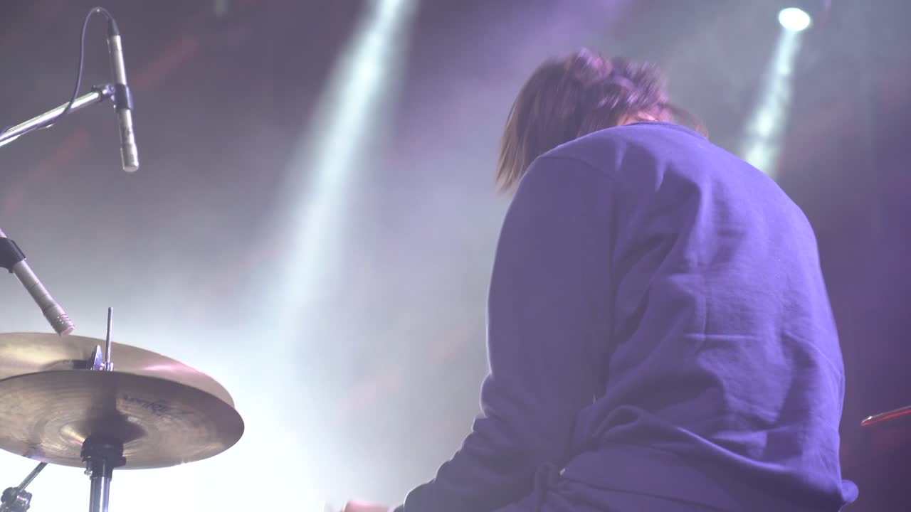 baterista actuando en el escenario