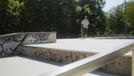 Niño-Caucásico-Haciendo-Un-Truco-En-Skatepark.