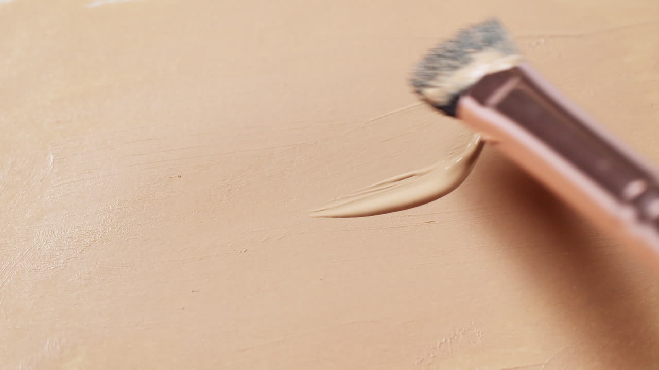 pintura de pincel mancha de crema fundamento tonal de cerca