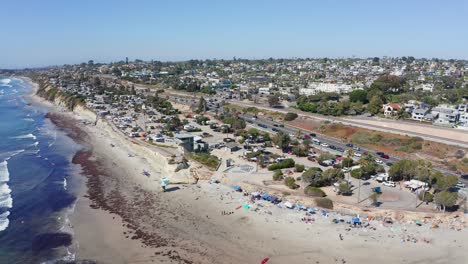 vista aérea de la playa de cardiff-by-the-sea y la ciudad costera de encinitas, américa