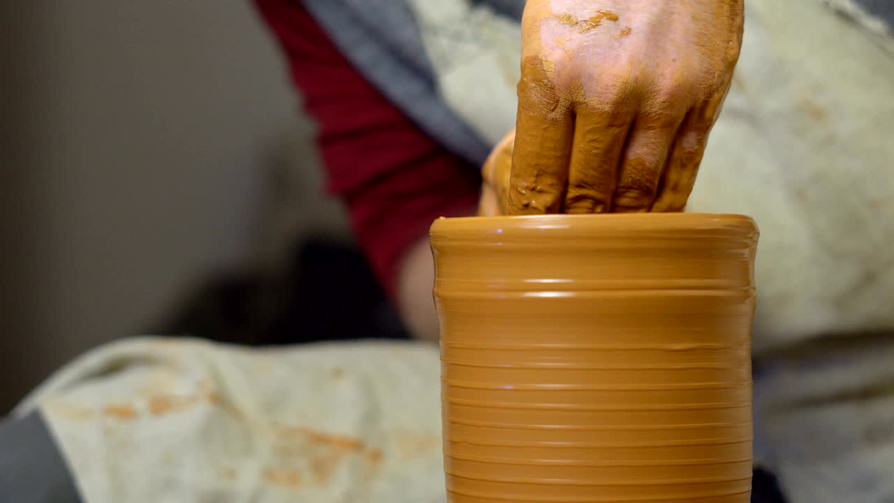 el alfarero hace una jarra