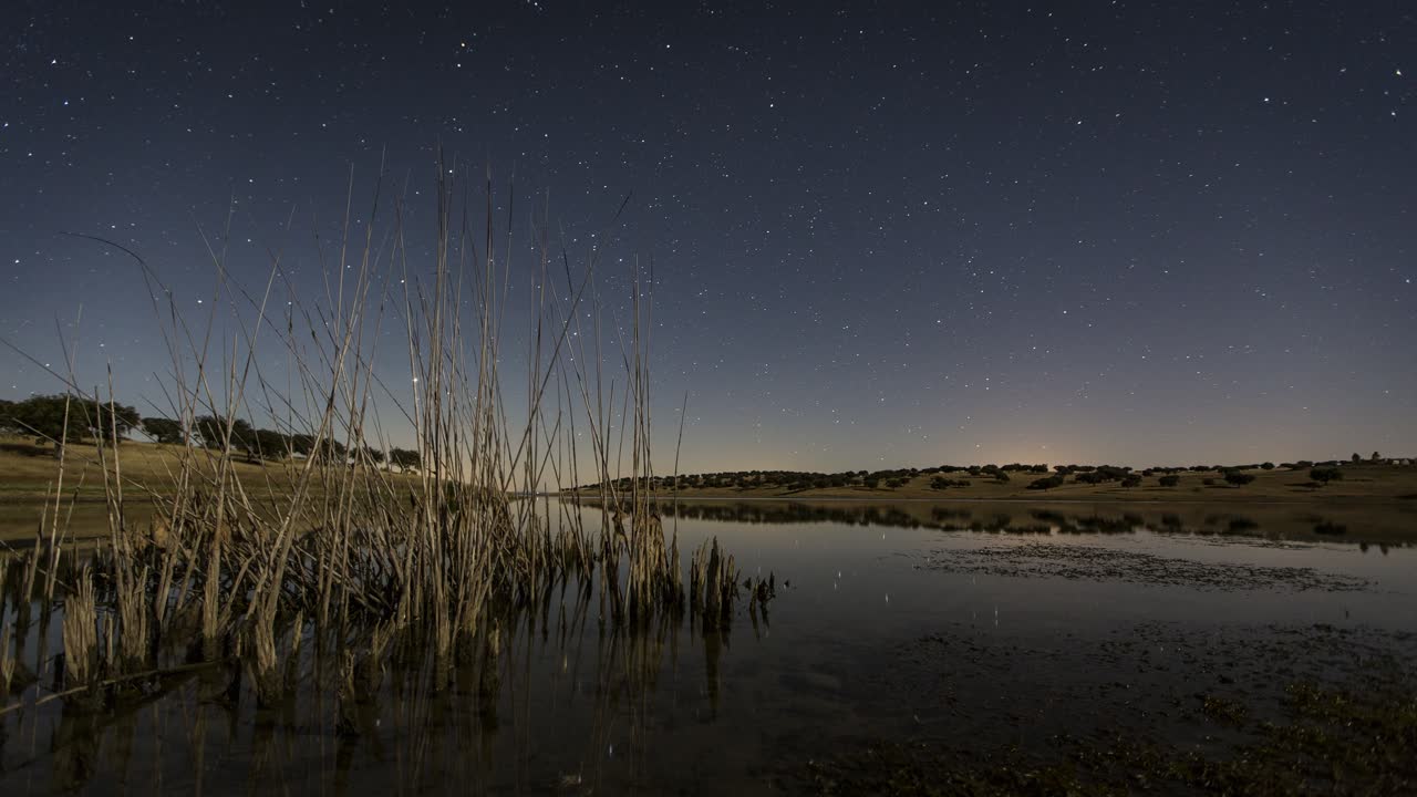Timelapse del cielo notturno sul lago